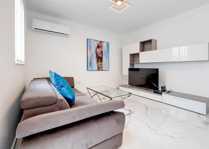 Deluxe Apartment Steps To St Georges Bay