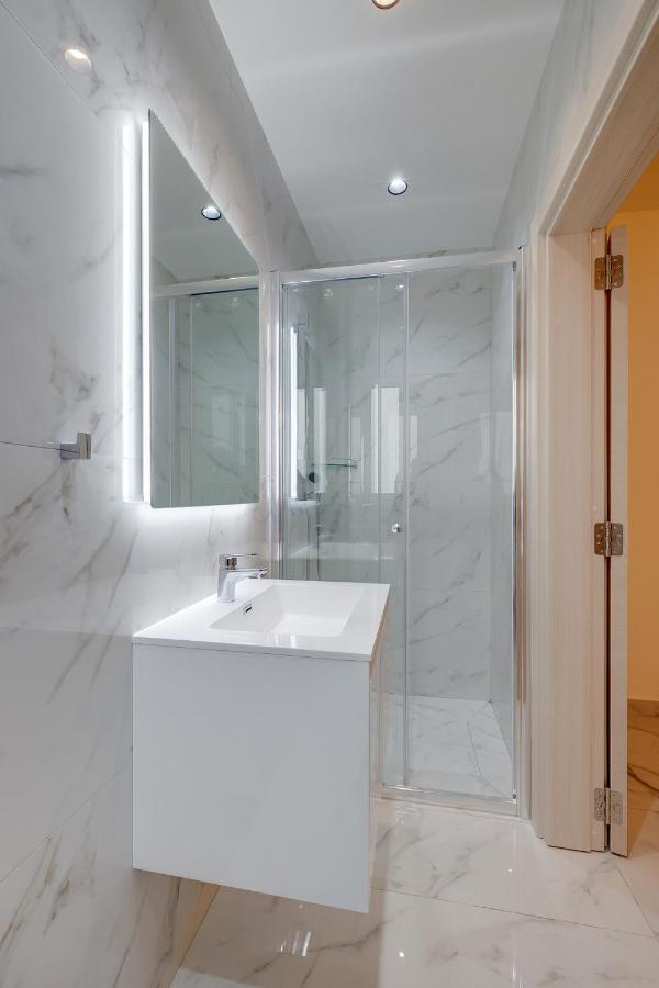 Apartament Deluxe Steps To St Georges Bay